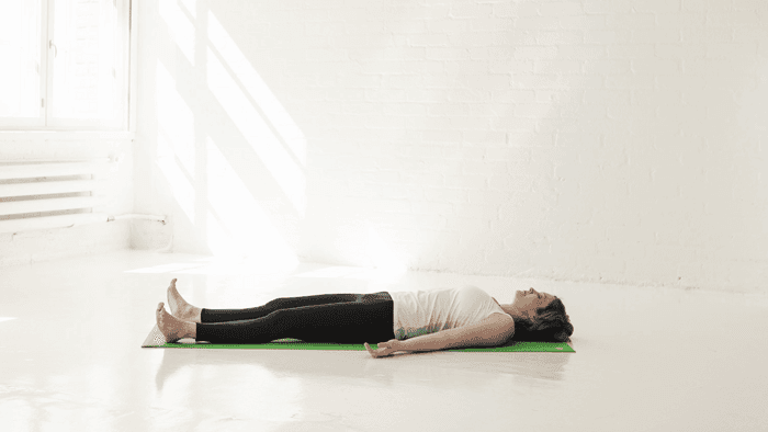 Restoratiivinen jooga: Täydellinen opas palautumiseen kotona - ilman erikoisvälineitä